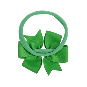 Dettaglio fascia per neonati con fiocco verde in nylon elastico e finitura senza cuciture