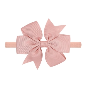 Dettaglio della fascia per neonati con fiocco in gros-grain rosa chiaro e tessuto elastico