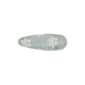 Détail de la pince à cheveux BB brodée vert clair avec motifs de marguerites