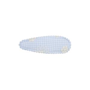 Détail de la pince à cheveux en vichy bleu clair avec broderie florale blanche