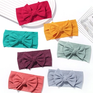 Lot de 7 bandeaux bébé colorés en maille côtelée avec grands nœuds sur fond blanc