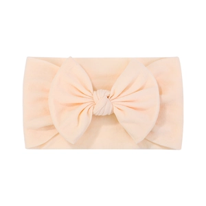 Dettaglio della fascia in nylon pesca con un grande fiocco fatto a mano e trama a maglia