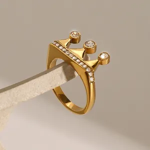 Bague Couronne en Acier Inoxydable avec Strass pour Femmes Mode Plaqué Or Géométrique Bijoux de Main Bague pour Rendez-vous Quotidien