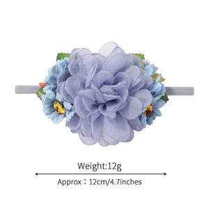 Fascia elastica per neonati con rosa di stoffa lilla, margherite blu e foglie verdi
