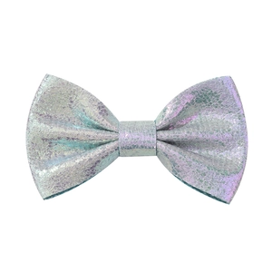 Détail d'une barrette à nœud pailleté avec dégradé de couleurs violet et bleu ciel