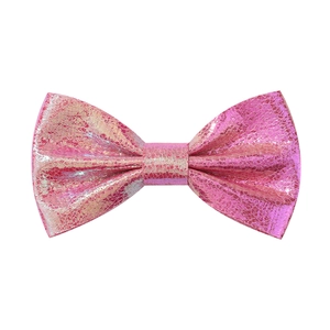 Vue détaillée du nœud papillon rose métallique avec texture laser et cuir synthétique