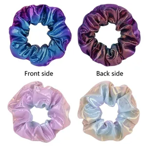 Chouchous irisés en tissu laser avec dégradé métallique vus dans une grille de 4