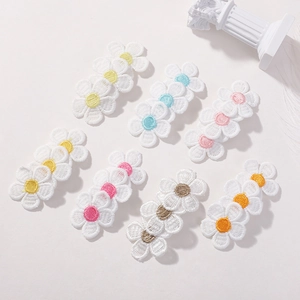 Détails macro d'écussons marguerites brodés colorés avec une texture textile de qualité