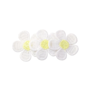 Détail de trois fleurs de marguerite brodées blanches avec cœur jaune pour accessoires