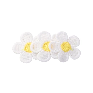 Détail de la broderie de marguerite blanche avec centre jaune pour barrettes filles