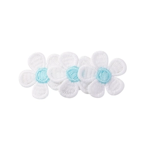 Vue détaillée de trois marguerites brodées blanches avec cœur bleu pour accessoires de cheveux