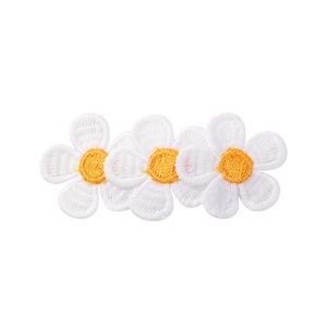 Détail de la broderie haute densité des écussons marguerites pour pinces à cheveux