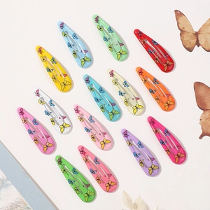 Vue détaillée de 12 barrettes à cheveux en métal coloré avec motifs de papillons