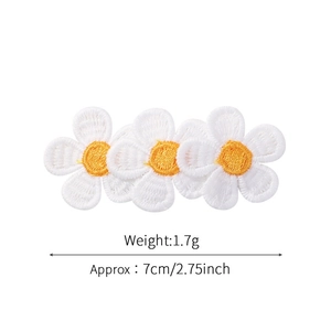 Barrette à trois marguerites brodées pour filles avec fleurs blanches et centre jaune