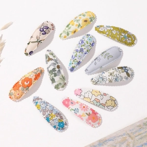Lot de barrettes à fleurs en tissu avec motifs colorés et bords en dentelle blanche