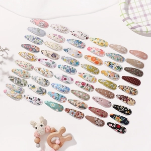 Lot de barrettes à fleurs pour enfants avec divers motifs sur fond crème doux