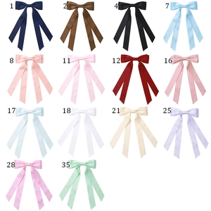 Vue à plat de nœuds en ruban double épaisseur en 14 couleurs avec texture satinée