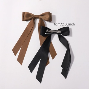 Détail des barrettes nœuds en satin de 6cm avec clips crocodile en métal noir et marron
