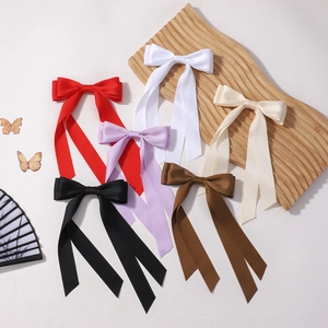 Lot détaillé de nœuds papillon en satin multicolores avec de longs rubans style vintage