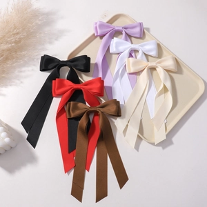 Sélection de barrettes à longs rubans en satin élégants en noir, rouge et tons pastel