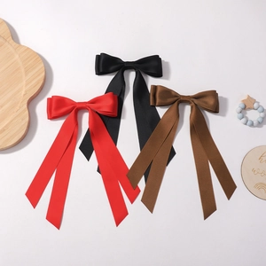 Vue détaillée de nœuds papillon en satin à double épaisseur en rouge, noir et marron