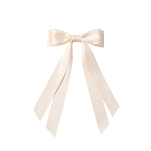 Détail d'un nœud papillon en satin crème à double couche avec de longs rubans fluides