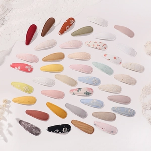 Assortiment détaillé de barrettes BB en tissu avec motifs floraux, pois et unis colorés