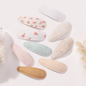 Détail de 9 barrettes BB en coton fleuri avec broderies et finitions en dentelle