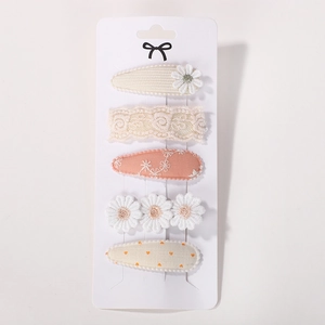 Detailed view of a 5-piece set featuring daisy embroidery and lace hair clips for girls