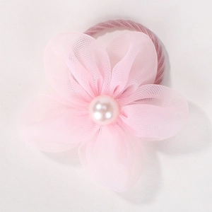 Vue détaillée d'un chouchou fleur en tulle rose orné d'une perle centrale pour les cheveux