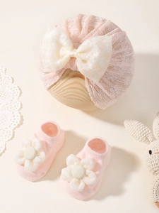 Ensemble bébé en dentelle rose avec bandeau nœud perlé et chaussettes à fleurs