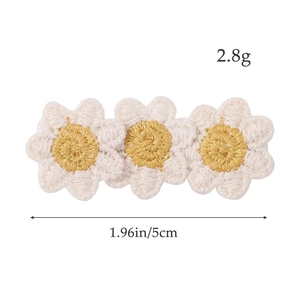 Trois barrettes à cheveux fleurs marguerites tricotées avec mesures de taille