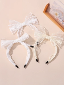 Vue détaillée de trois bandeaux en dentelle avec broderie florale pour bébés filles
