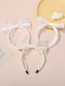 Détails des bandeaux en dentelle avec broderies florales et embouts de protection