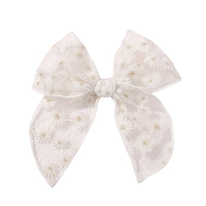 Barrette à cheveux nœud en organza blanc avec broderie marguerite et rubans
