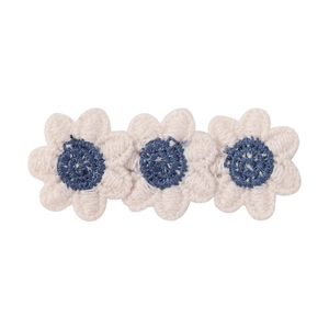 Barrettes à fleurs tricotées pour enfants avec broderies crème et centres bleu marine
