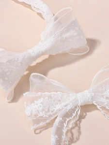 Détails de serre-têtes en dentelle brodée blanche et organza aux motifs floraux
