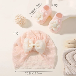 Ensemble turban bébé en dentelle rose avec nœud et chaussettes à détails floraux