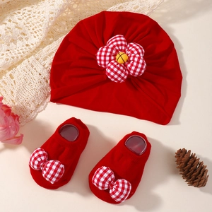 Ensemble turban et chaussettes rouges pour bébé avec fleurs en tissu à carreaux