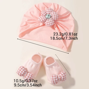 Ensemble bonnet et chaussettes bébé rose avec fleur à carreaux et mesures de taille