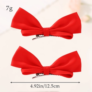 Dettaglio di fermagli per capelli a fiocco in velluto rosso con clip a becco e misura 12,5 cm