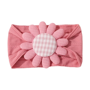 Bandeau bébé en maille rose avec grande fleur en tissu et texture nylon douce
