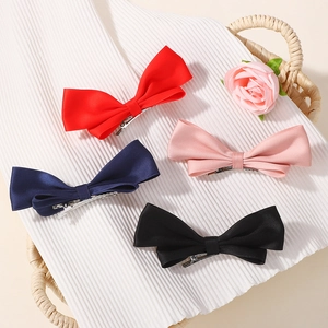 Set di quattro fermagli per capelli a fiocco in velluto rosso, rosa, blu e nero con clip