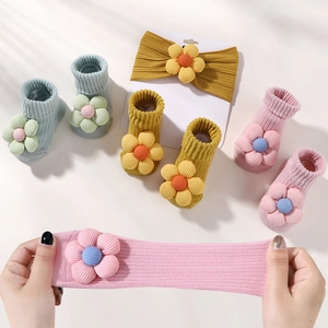 Elastisches Baby-Stirnband und Socken Set mit weichen floralen Jacquard-Texturen