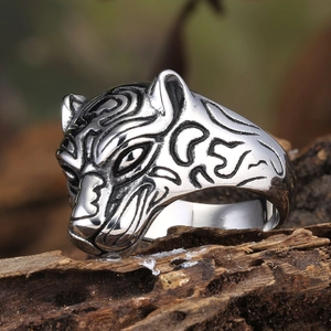 Retro stainless steel leopard head ring for men featuring a textured cracked vintage finish