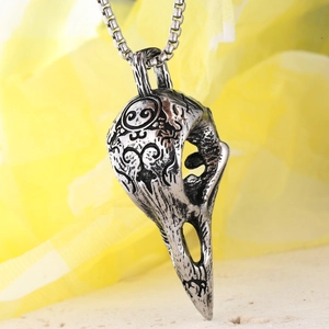 Colgante calavera de cuervo estilo punk de acero inoxidable con acabado plateado vintage