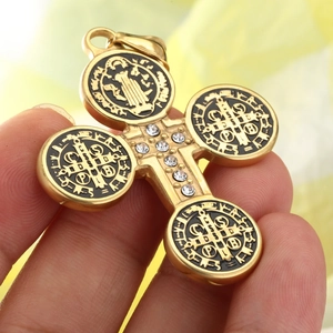 Gouden Sint-Benedictus kruis hanger met strassteentjes vastgehouden voor schaal