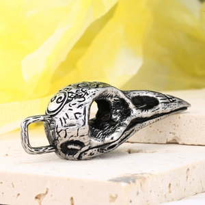 Colgante calavera de cuervo vintage en acero inoxidable con runas y acabado de plata