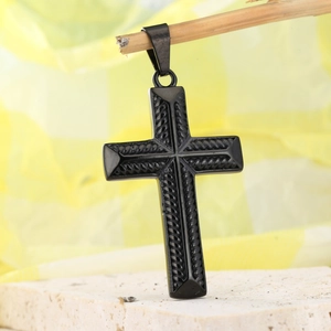 Pendentif croix rétro en acier inoxydable noir avec texture corde sur support bois