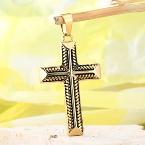 Détail d'un pendentif croix dorée vintage avec texture de corde et incrustation noire